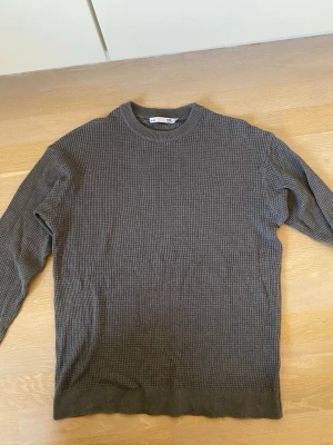 Grå stickad tröja med rund hals - Stabilt skick, storlek 160 barn men passar mig som är runt 165-175 o vägde runt 60-70. Kan kalla den xs till d