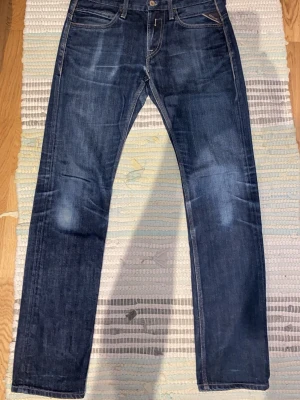 Vintage replay jeans - Säljer ett par blå jeans från Replay i modellen Jeto. Jeansen e köpta för ca 15 år sen av farsan, dom har byggt upp snygga fades genom tiderna t.ex. från en iphone 6 när den mobilen kom ut! Inga defekter alls, jätte bra skick/ kvalite. Priset kan diskuteras!