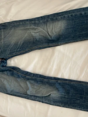 Nudie Jeans grim tim - Säljer dessa nudie jeans storlek w28 l30 i modellen grim tim med sjuka fades. De säljs eftersom dem är för små för mig, priset är ej hugget i sten så kontakta om det väcker intresse!!👍