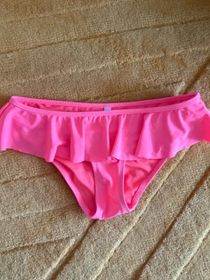Gina Tricot Korallrosa Bikinitrosa Volang - Strl. XS - Oanvänd.  Strl. XS  Se gärna mina övriga annonser för bundlerabatter och samfrakt!