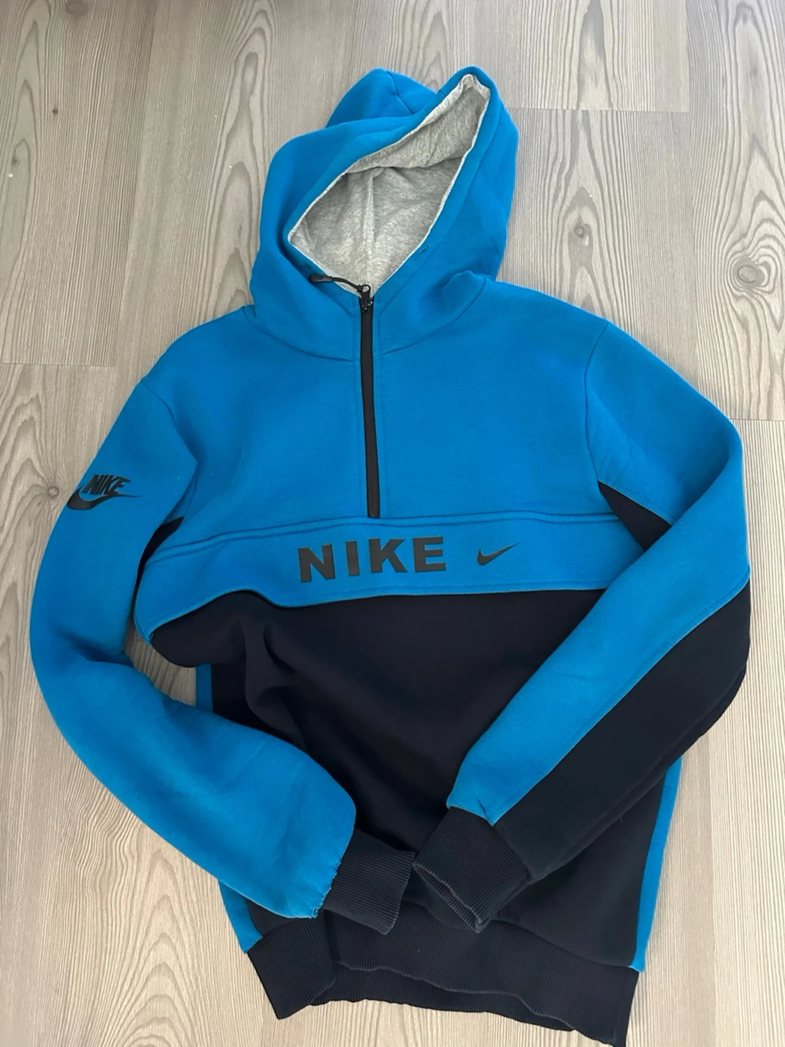 Blå och svart Nike hoodie med dragkedja - 1