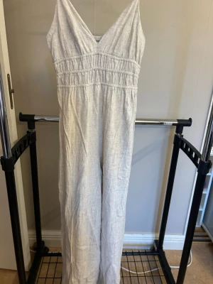 Ljusbeige jumpsuit från FB Sister - ljusbeige byx dress. skön att ha i sommaren 