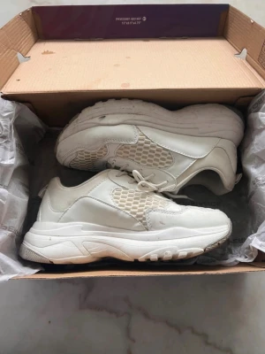 Vita skechers - Storlek 38 Har några fläckar som kan lätt gå bort med lite tvål. Original pris 1399