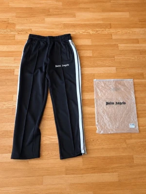 Palm Angels Byxor L - Säljer mina Palm Angels Byxor i storlek L för herr med dustbag. Dom har varit använda i 1 månad ungefär men den ser helt ny ut. Inga skador eller defekter på den. Kom dm för mer information 🙂