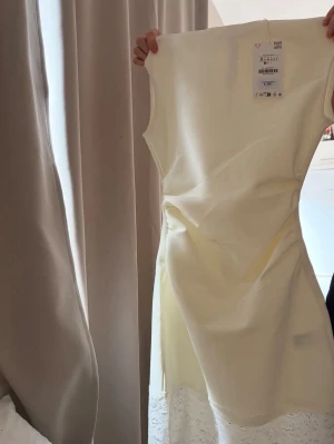 Zara klänning  - Aldrig använd klänning från Zara med prislapp, inte ens testad 🫶🏼