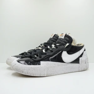 Nike Blazer Low Sacai Black Patent Leather - Svarta Nike Blazer Low Sacai i patentläder, väl använda.