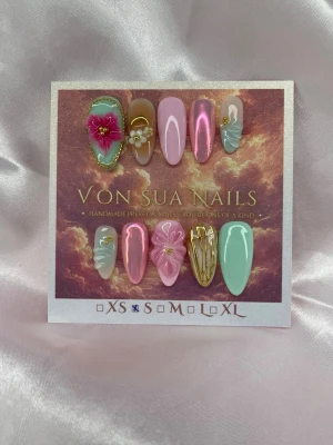 KokoFairy (S);Medium Almond - Set handgjorda press-on naglar i en medium lång mandelform med mix av pastellfärger som mintgrön, rosa och nude. Dekorerade med 3D-blommor, pärlor, gulddetaljer och kromade effekter. Perfekt för dig som vill ha unika och kreativa naglar med lyxig känsla.S: 15 mm, 11,5 mm, 12 mm, 11 mm, 9 mm 