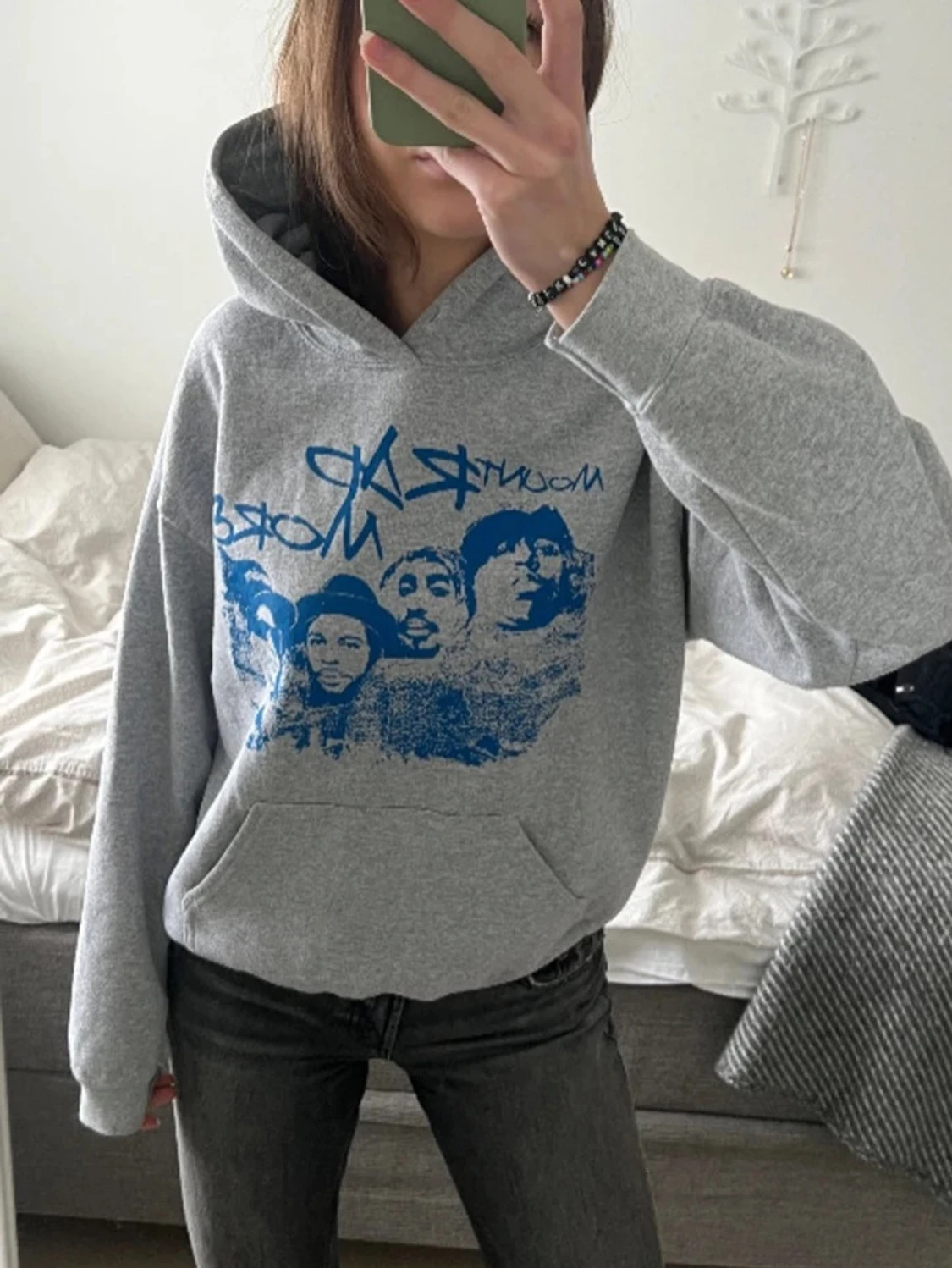 grå hoodie
