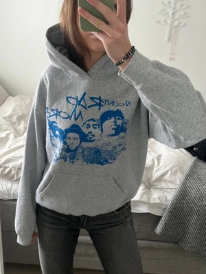 grå hoodie - grå hoodie med tryck. storlek s. knappt använd. snörerna saknas annars i ny skick. skriv vid intresse eller frågor 💕