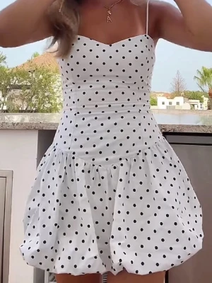Populär klänning från Bershka!!!🍒🍒 - Supersöt vit kort klänning med svarta prickar och tunna axelband. Klänningen är i storlek S!! Knappt använd sä är i mycket bra skick🍒🍒 Priset går att diskutera vid snabb affär!! Försöker posta samma dag💝💝