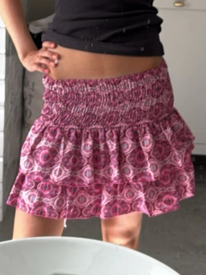 Volangkjol med mönster - Denna superfina volangkjolen från Meet X Tiger är oanvänd. Kjolen har även inbyggda shorts och klara färger och mönster. Står ingen storlek men har töjbar resår i midjan!🌷