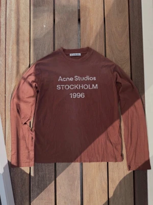 *ÄKTA* Acne Studios Longsleeve - Acne Studios 1996 Stockholm logo Longsleeve | Superbekväm och bra kvalitet, perfekt till sommaren | Storlek XS Herr eller S Dam, passar oversized | Superfin passform generellt | Inga defekter, fläckar eller hål | Vid fler frågor/bilder är det bara och höra av sig