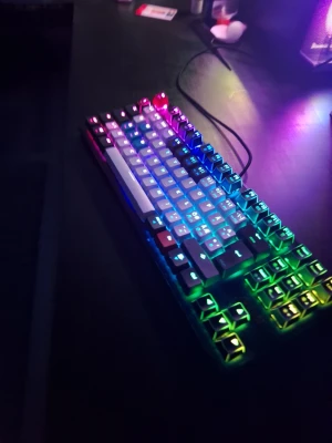 RGB mekaniskt tangentbord - Säljer ett mekaniskt tangentbord med RGB-belysning som lyser i flera färger. Tangentbordet har en kompakt design och ansluts med kabel. Perfekt för gaming eller datorarbete där du vill ha snygg belysning och snabb respons.