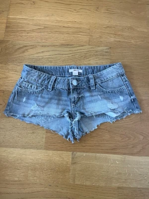 Grå jeansshorts  - Säljer dessa söta jeansshortsen från Gina.