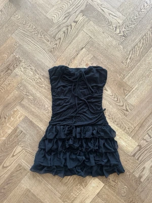 Bandeau klänning  - Fin svart bandeau klänning med knytning vid bröstet och volanger nertill 🖤🖤