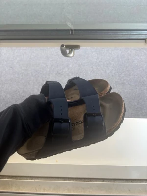 Birkenstocks  - Helt oanvända mörkblåa Birkenstocks i storleken 36. Lappen sitter kvar! Säljer pga att dem va för små 💞