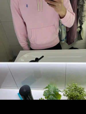 Rosa hoodie från Polo Ralph Lauren - Säljer en ljusrosa hoodie från Polo Ralph Lauren med klassisk blå logga på bröstet. Hoodien är i storlek M, är öppen för att gå ner i pris!