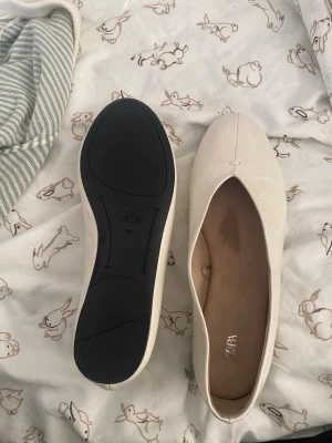 Ballerina skor  - Läder Vita ballerina skor från Zara dom är helt nya. Den har en blöt fläck inoti som går bort snart. Säljer vidare eftersom den inte passar mig.