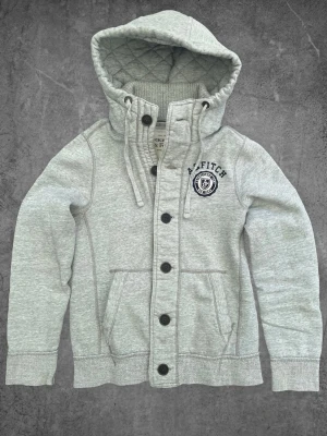 Vintage Abercrombie And Fitch Button Hoodie - Grå - Vintage Abercrombie And Fitch Button Hoodie - Grå Storlek: M Skick: Mycket bra Hör gärna av dig om du har några frågor, vill ha mått eller fler bilder! 