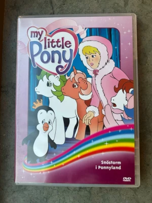 My little pony - Snöstorm i ponyland DVD - DVD-film med "My Little Pony - Snöstorm i Ponnyryland". Filmen har en speltid på 75 minuter och är i formatet 4:3. Region 2.  Finns på språk: Svenska, Finska, Norska   OBS!! skivorna är begagnade så det kan förekomma repor/hairlines på skivorna, men då jag kollar igenom alla filmer jag säljer garanterar jag att alla funkar felfritt om inget annat står! :)