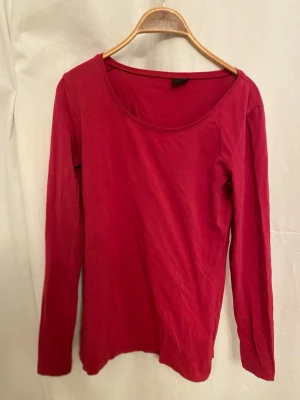 Hot pink långärmad tröja - Bra skick, sparsamt använd. Väldigt fin rosa färg. Storlek L, fast passar som en M tycker jag. Säljer liknande tröjor, titta om det finns något att göra bundles med!