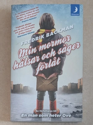 Min mormor hälsar och säger förlåt - En gripande och varm roman av Fredrik Backman om sjuåriga Elsa och hennes excentriska mormor. Boken är i pocketformat med ett omslag i blåa och gråa toner, där en flicka med färgglad halsduk håller ett brev. Perfekt för dig som gillar humor, känslor och familjerelationer.