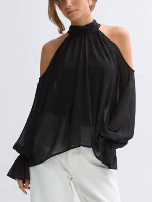 Svart offshoulder blus med volangärm - Trendig svart blus i transparent material med hög hals och offshoulder-design. Vida, långa ärmar med volangdetaljer vid handlederna ger en cool och luftig look. Perfekt för dig som vill sticka ut med en unik och stilren topp.