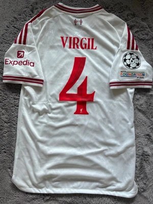 Liverpool 26/27 Virgil  - En Liverpool tröja för 26/27 Virgil i spelar version, storlek L