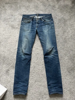 A.P.C Selvedge Jeans - Tja! Säljer nu dessa riktigt feta selvedge jeans med sjuka fades från A.P.C. Jeansen är i bra skick förutom ett hål i högra fickan, men går enkelt att laga. Storlek 32, pris går att diskutera!