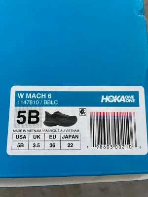 Hoka One One Mach 6 sneakers grå - Snygga Hoka One One Mach 6 sneakers i mörkgrå färg med mesh-överdel och klassisk snörning. Skorna har en sportig look och är designade för komfort och bra stöd. Perfekta för dig som gillar stilrena och funktionella sneakers.