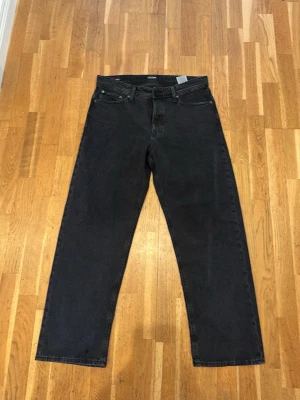Jack and Jones Jeans Loose Eddie - HELT NYA Mörkgrå/Svarta Jeans från Jack and Jones, modell loose eddie så sitter lite löst men inte baggy alls. Storlek 34/32