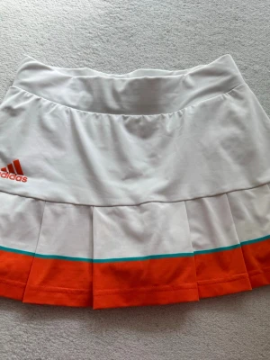Träningskjol  - Träningskjol från Adidas, stl XS.
