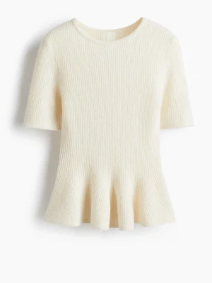 Vit ribbad topp med kort ärm - Supersöt vit ribbad topp med korta ärmar och rund hals. Toppen har en lätt utsvängd nederkant som ger en snygg siluett. Perfekt att styla med jeans eller kjol för en fräsch look.
