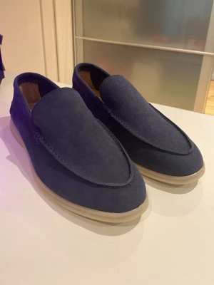 Mörkblå Loro piana loafers - Snygga loafers i mocka. Storlek 45 innersulan är 29cm