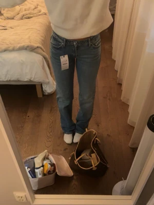 Blå raka jeans med låg midja - Säljer mina blåa jeans från Zara med rak passform och låg midja. Storlek 36, prislapp kvar!