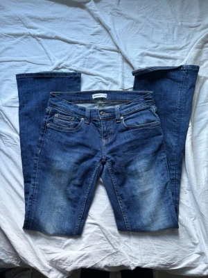 Blåa lågmidjade Gina jeans  - Dessa jeans säljs inte längre och har inte andvänt dom mycket alls. De är bootcut och passar jättebra till 2000s stils. Pris kan diskuteras köpte för 500kr