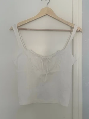 Vit linnetopp från Gina - Hel ny vit topp från Gina Tricot i storlek S. Prislappen är kvar!