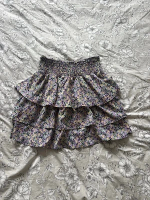 Volangkjol - Supergullig och somrig volangkjol från Vera Moda i storlek S!🥰 Knappa använd och går att vika ner om man vill ha den mer low waist! 