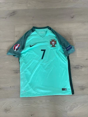 Portugal 2016 borta - Helt ny aldrig använd Portugal T-shirt med Ronaldo på ryggen. Hör av er vid frågor eller funderingar!