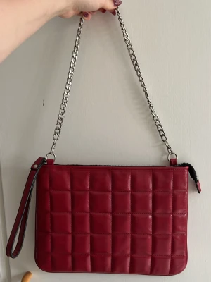 Röd väska - En röd väska med avtagbar kedja från Zara köpt secondhand, aldrig använt.