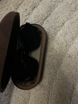 Svarta solglasögon från Tom Ford - Snygga svarta solglasögon från Tom Ford med rektangulär form och bred båge. Kommer med originalfodral och putsduk. Perfekta för dig som vill ha en stilren och modern look. ‼️!OBS!‼️ SNABB AFFÄR PRITOTERAS OCH KAN SÄNKA PRIS.‼️