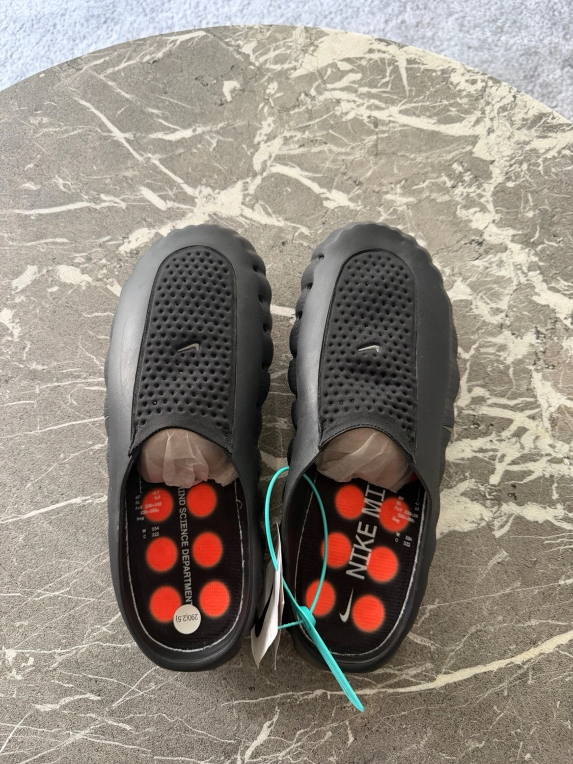 Svarta Nike tofflor med perforerad ovandel - 1