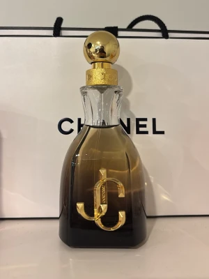 Jimmy Choo parfym 60 ml - En väldigt sparsamt använd parfym från Jimmy Choo serien Forever💛. Den var ursprungligen 60 ml, skulle tippa på att den 55-50 ml just nu. Har i princip slutat använda parfym, därav säljer jag denna☺️✨