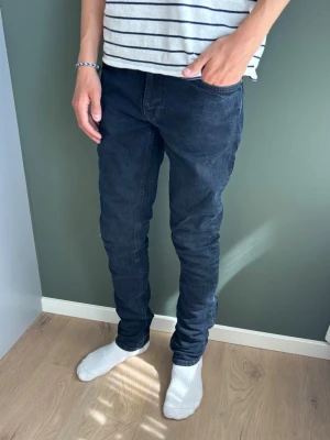 Nudie jeans skinny lin - Ett par najs byxor i det trendiga märket Nudie! Nypris - 1400kr Storlek - 32/34 Mått - A: 40 B: 78 C: 23,5 D: 17,5 E: 14 (cm)  Priser kan diskuteras vid snabb affär, skickas samma dag eller dagen efter!🚚💸