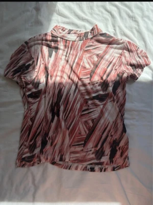 Mönstrad rosa och svart topp - Säljer då den tyvärr inte används. Skulle säga att den sitter mer som S än XS. Kolla gärna in min profil för bundle-rabatter!💞💞