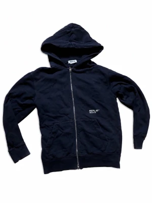 Marinblå  hoodie med dragkedja från Replay - Snygg svart hoodie från Replay i ekologisk bomull. Modellen har dragkedja framtill, två stora fickor och en klassisk huva. Replay-logga broderad på bröstet. Perfekt för en avslappnad och cool stil.