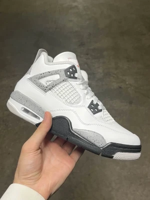 Air Jordan 4 retro OG (GS) - Helt nya Air Jordan 4 retro med tagg på, original paket medföljer. 