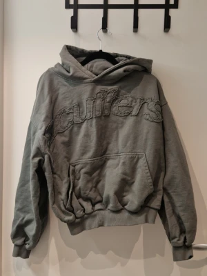 Ljusgrön Scuffers Hoodie - Knappt använd därav att jag säljer den. Köpt på deras egna hemsida för en månad sen för över 1000kr.