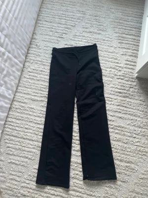 Svarta leggings med utsvängda ben - Säljer ett par svarta leggings med utsvängda ben från 157. De har en enkel design med resår i midjan och är perfekta för dig som gillar en bekväm och stilren look. Passar till allt och är superlätta att matcha med olika toppar.