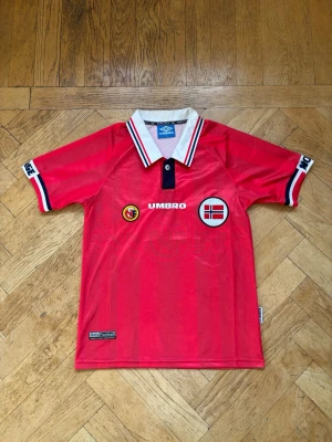 Norge 1998 VM tröja  - Norway 1998 World Cup Home jersey Umbro Size S (works like an M)
